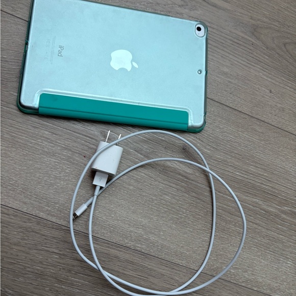 Apple iPad Mini 4 with charger and green folio case included. - Picture 4 of 5